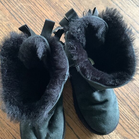 UGG Bailey bow little girls size 1 black suede wool lined boots - Picture 5 of 8